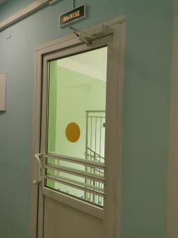 знаки на стеклянных дверях для инвалидов по зрению